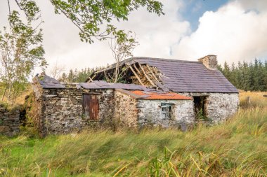Donegal, İrlanda 'da Croaghnageer' de terk edilmiş bir kulübe.