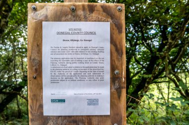 Killybegs, İrlanda - 13 Ekim 2021: Halka bir başvuruda bulunulduğunu bildirmek için İrlanda 'da bir site uyarısı yapılması gerekiyor