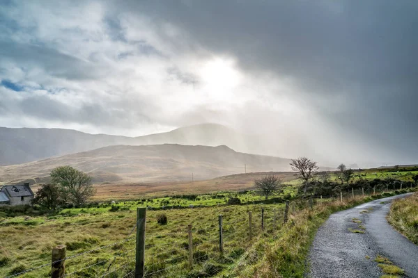 Regn kommer in i Bluestack Mountains mellan Glenties och Ballybofey i grevskapet Donegal - Irland — Stockfoto