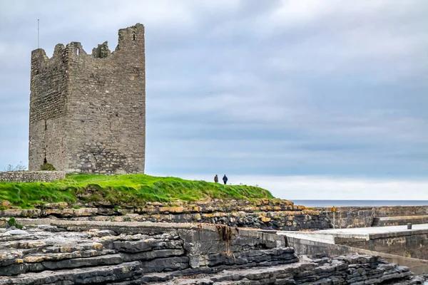 Castelo de Roslee no cais de Easky no condado de Sligo - República da Irlanda. — Fotografia de Stock