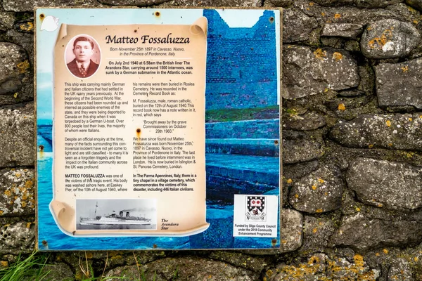 Easky, Condado de Sligo, Irlanda - 12 de octubre de 2021: Señal explicando la historia de Matteo Fossaluzza — Foto de Stock