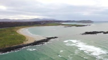 Cashelgolan plajının havadan görünüşü, Castlegoland, County Donegal - İrlanda