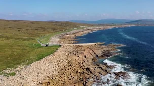 Vista aérea do cais por Marmeelan e Falcorrib a sul de Dungloe, Condado de Donegal - Irlanda — Vídeo de Stock