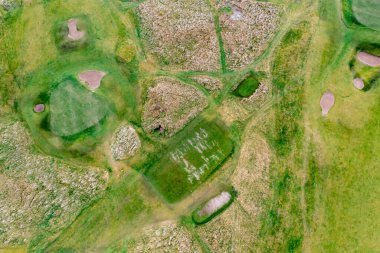 İrlanda 'daki golf sahasının havadan görüntüsü