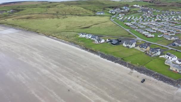Volando por encima de Rossnowlagh Beach en el Condado de Donegal, Irlanda — Vídeo de stock