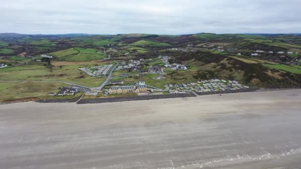 Volando por encima de Rossnowlagh Beach en el Condado de Donegal, Irlanda — Vídeos de Stock