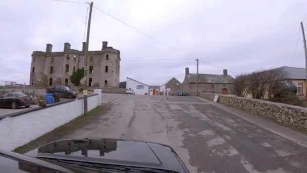 Ballyshannon, County Donegal, Ιρλανδία - 21 Ιανουαρίου 2022: Οδηγώντας προς τα ερείπια του μεγαλοπρεπούς σπιτιού του 18ου αιώνα — Αρχείο Βίντεο