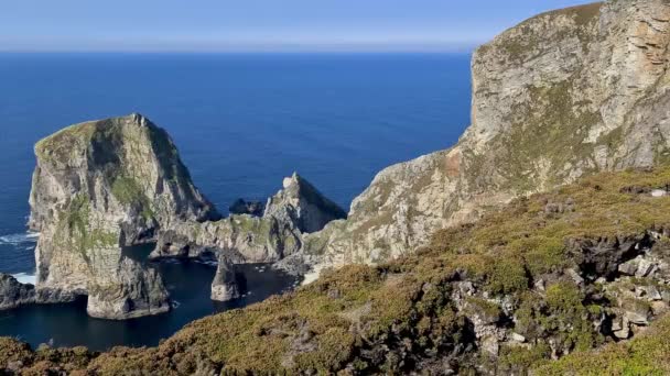 Cnoc na Mara, Learking fear and Tormore Island at Glenlough bay between Port and Ardara in County Donegal is Irelands most remote bay — Wideo stockowe