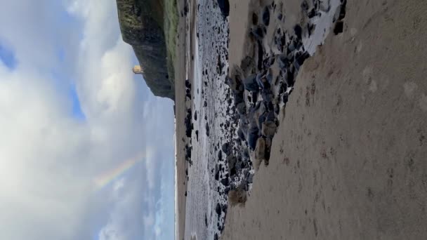 Klify morskie amd tęczy na plaży Downhill w Irlandii Północnej — Wideo stockowe