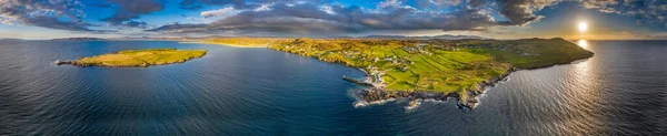 Vue aérienne du port de Portnoo et de l'île Inishkeel dans le comté de Donegal, en Irlande — Photo