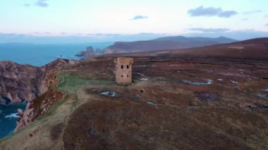 İrlanda Donegal 'deki Glencolumbkille' deki kule.