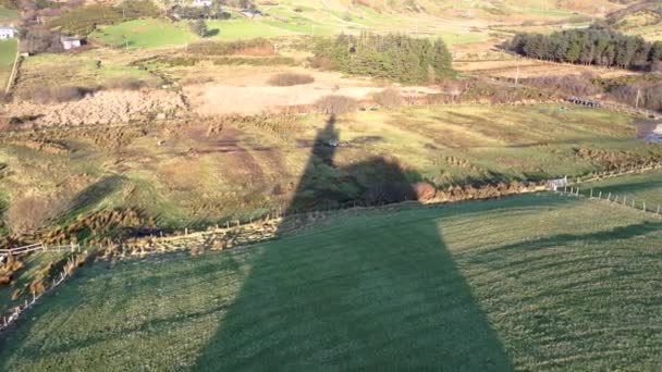 Вид с воздуха на Ирландскую церковь Св. Колумбаса в Glencolumbkille - Республика Ирландия — стоковое видео