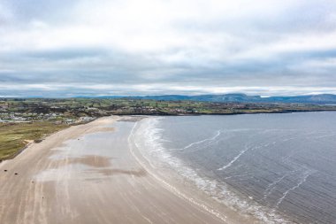 İrlanda 'daki golf sahasının havadan görüntüsü