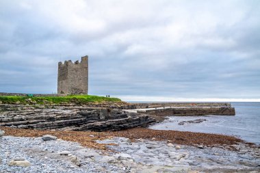Easky Rıhtımı 'ndaki Roslee Kalesi, Sligo İlçesi - İrlanda Cumhuriyeti.