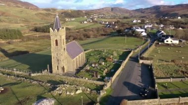 Glencolumbkille 'deki St. Columbas Kilisesi' nin havadan görünüşü - İrlanda Cumhuriyeti