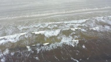İrlanda 'nın Donegal ilçesindeki Rossnowlagh Sahili üzerinde uçuyor.