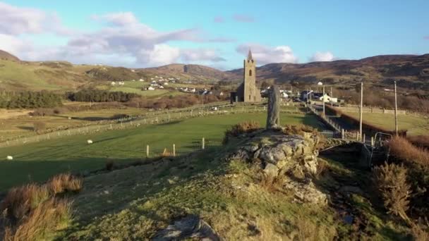 Letecký pohled na stojící kámen v Glencolumbkille v hrabství Donegal, Irleandská republika — Stock video