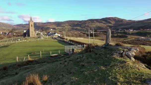 Vue aérienne de la pierre debout à Glencolumbkille dans le comté de Donegal, République d'Irleand — Video