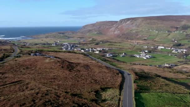 通往爱尔兰共和国Glencolumbkille的R263号公路的空中景观 — 图库视频影像