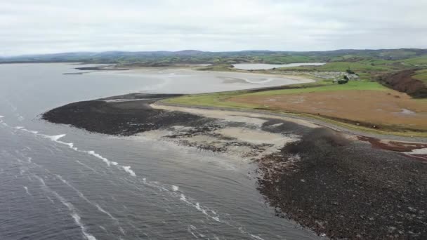 Пролетая над пляжем Росснех в графстве Донегал, Ирландия — стоковое видео