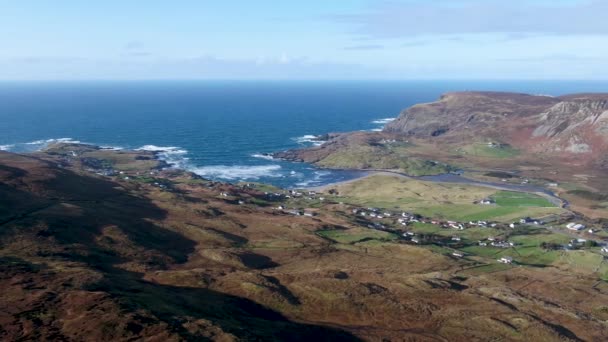 Vue aérienne de Glencolumbkille dans le comté de Donegal, République d'Irleand — Video