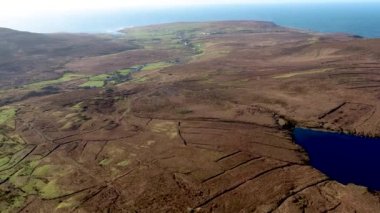 İrleand Cumhuriyeti Donegal İlçesinde Glencolumbkille 'den Malinmore' un hava görüntüsü