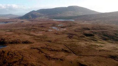 Glencolumbkille 'den Irleand Cumhuriyeti Donegal İlçesi Slieve Ligi' ne doğru uçuyor.
