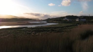 Irmağın havadan görüntüsü Murlin nehri Irleand Cumhuriyeti 'nin Donegal ilçesindeki Glencolumbkille' de Glen Körfezi 'ne akıyor.