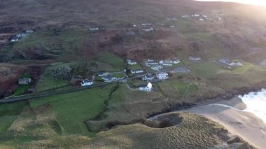 Irleand Cumhuriyeti 'nin Donegal ilçesindeki Glencolumbkille' deki tarihi halk köyünün hava manzarası