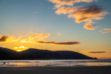 Donegal 'de Ardara ile Portnoo arasında Kiltoorish Körfezi Sahili - İrlanda.