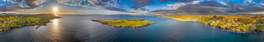 İrlanda 'nın Donegal ilçesindeki Portnoo Limanı ve Inishkeel Adası' nın havadan görünüşü