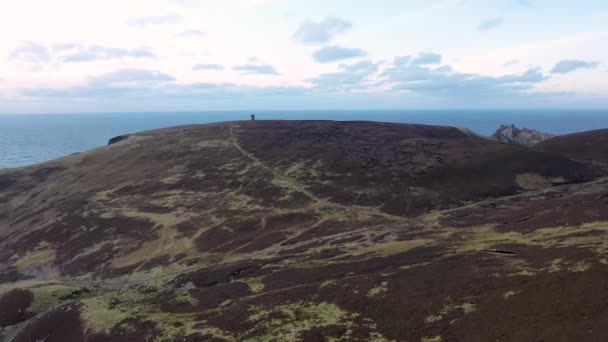 Vliegen naar Glen Head in Glencolumbkille in county Donegal, Republiek Irleand — Stockvideo