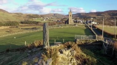 Irleand Cumhuriyeti 'nin Donegal ilçesindeki Glencolumbkille' deki dikey taş manzarası