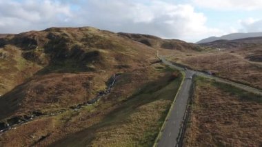 Glencolumbkille 'e giden R263 yolunun havadan görüntüsü - İrlanda Cumhuriyeti