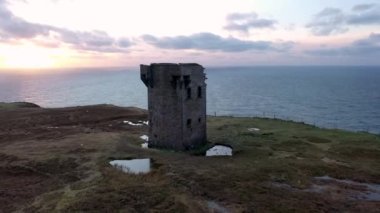 İrlanda Donegal 'deki Glencolumbkille' deki kule.