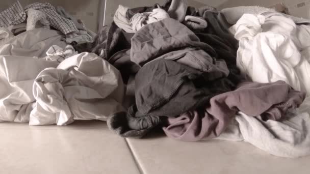 Wäsche stapelt sich im Badezimmer - Schieberegler erschossen — Stockvideo