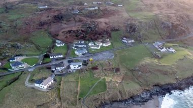 Irleand Cumhuriyeti 'nin Donegal ilçesindeki Glencolumbkille' deki tarihi halk köyünün hava manzarası