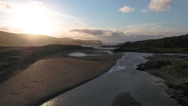 Letecký pohled na řeku Murlin tekoucí do zátoky Glen v Glencolumbkille v hrabství Donegal, Irleandská republika — Stock video