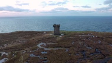 İrlanda Donegal 'deki Glencolumbkille' deki kule.