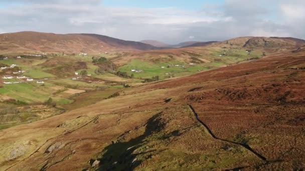 Vista aérea de Glencolumbkille en el Condado de Donegal, República de Irleand — Vídeos de Stock