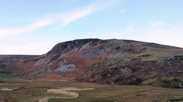 Irleand Cumhuriyeti Donegal ilçesindeki Glencolumbkille 'de Glen Head' e doğru uçuyor. — Stok video