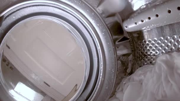 Стиральная машина наполняется водой — стоковое видео
