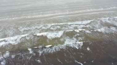 İrlanda 'nın Donegal ilçesindeki Rossnowlagh Sahili üzerinde uçuyor.