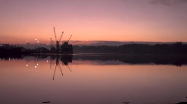 Derry, Londonderry - İrlanda limanında kargo gemisi yükleme ve boşaltma