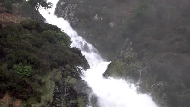 Assaranca Wasserfall bei Ardara im County Donegal - Irland. — Stockvideo