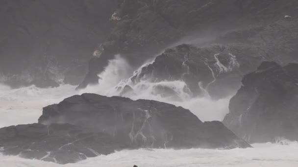Enormi onde che si infrangono sulle rocce di Glen Bay di Glencolumbkille nella contea di Donegal - Irlanda — Video Stock