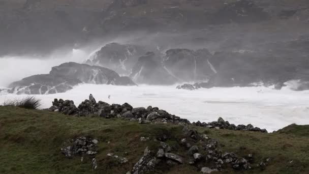 Des vagues énormes s'écrasent sur les rochers de Glen Bay par Glencolumbkille dans le comté de Donegal - Irlande — Video