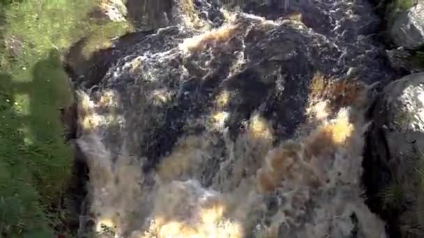 Fluxo e cachoeira em um porto entre Ardara e Glencolumbkille no Condado de Donegal - Irlanda — Vídeo de Stock