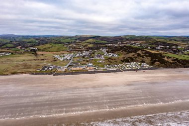 İrlanda 'daki golf sahasının havadan görüntüsü