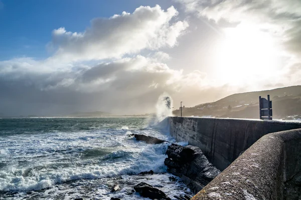 Волны, обрушившиеся на пирс в гавани Портну после шторма Франклин - графство Донегал, Республика Ирландия — стоковое фото